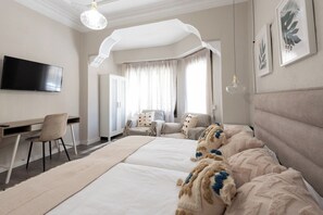 4 bedrooms, iron/ironing board, WiFi, bed sheets