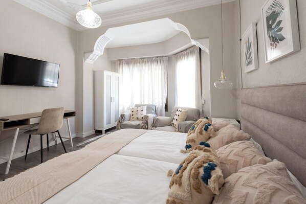 4 bedrooms, iron/ironing board, WiFi, bed sheets