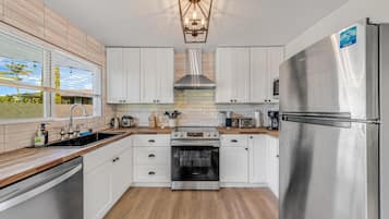 House, Multiple Beds (Royal Point Modern Hale) | Private kitchen