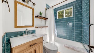 House, Multiple Beds (Royal Point Modern Hale) | Bathroom