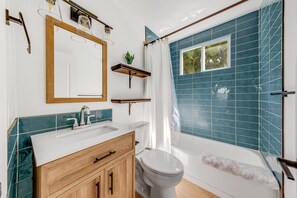 House, Multiple Beds (Royal Point Modern Hale) | Bathroom - Royal Point Modern Hale (Coffeyville)