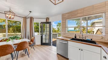 House, Multiple Beds (Royal Point Modern Hale) | Private kitchen