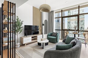 Studio Affaires | Aire de séjour | Téléviseur connecté de 50 po avec télévision numérique