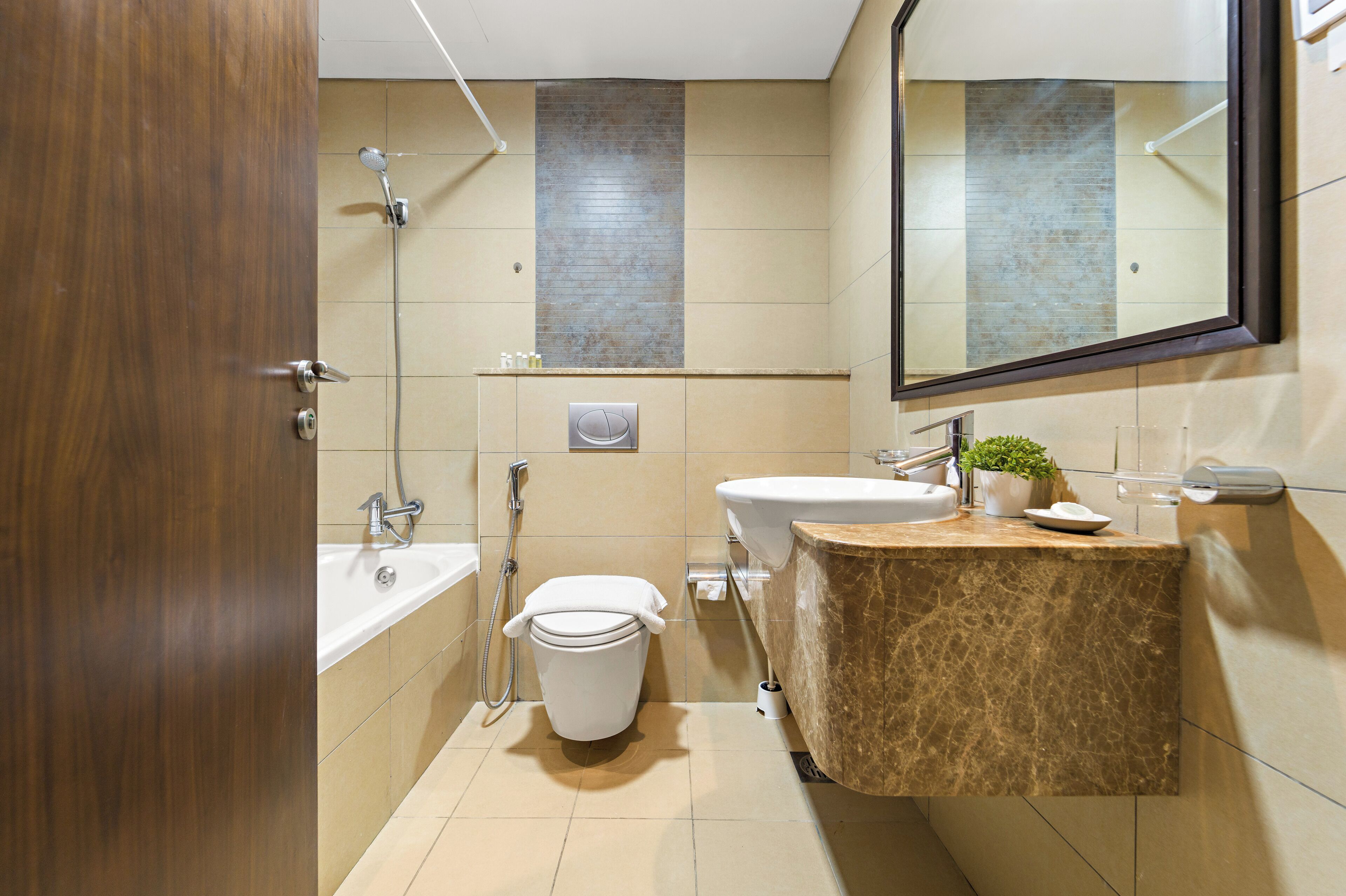 Panoramic Studio | Bathroom | Bathtub, free toiletries, hair dryer, bathrobes