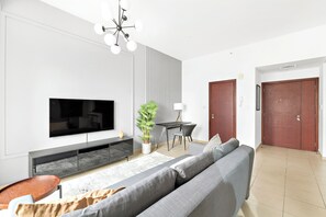 Appartement Confort, 1 très grand lit | Coin séjour | TV connectée