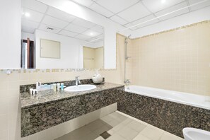 Comfort-lejlighed - 1 kingsize-seng | Badeværelse | Badekar, gratis toiletartikler, hårtørrer, badekåber