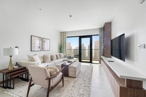 Deluxe appartement | Woonruimte | Een 50-inch smart-tv met digitale zenders