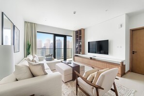 Deluxe appartement | Woonruimte | Een 50-inch smart-tv met digitale zenders
