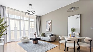 Una sala de estar moderna con un sofá, una mesa de centro y un juego de comedor.
