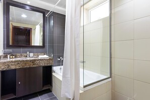 Panoramic Apartment | Bathroom | Rainfall showerhead, free toiletries, hair dryer, towels - Sillkhaus Yasmine Tower (Abu Dhabi)