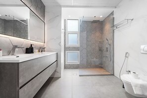 Luxury Apartment | Bathroom | Rainfall showerhead, free toiletries, hair dryer, towels - Silkhaus Marina Sail (Dubai)