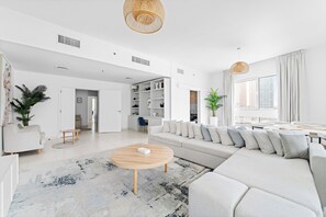 Luxe appartement | Woonruimte | Een 50-inch smart-tv met digitale zenders