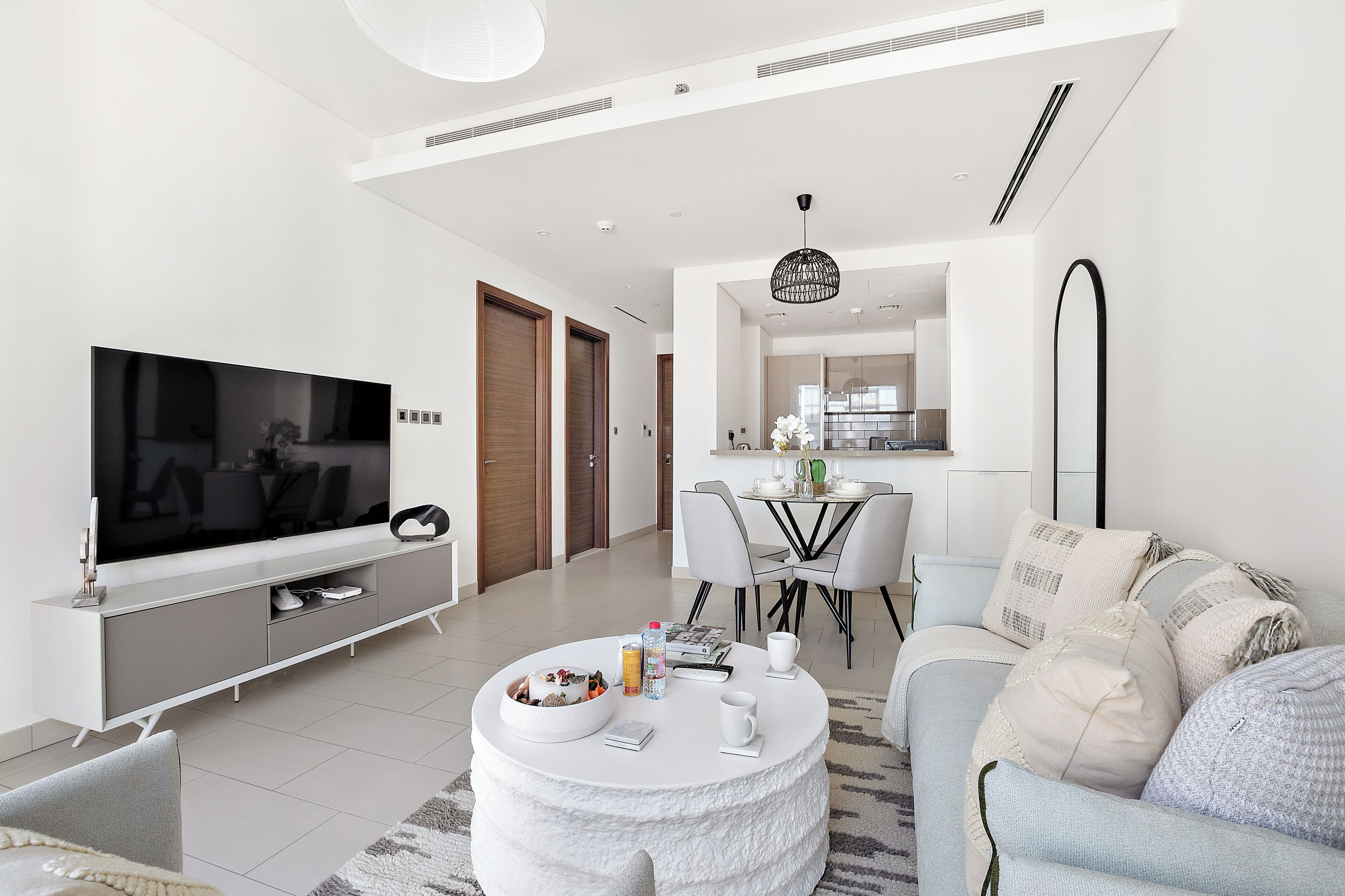 Elite appartement | Woonruimte | Een 50-inch smart-tv met digitale zenders