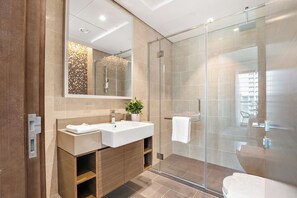 Elite Apartment | Bathroom | Rainfall showerhead, free toiletries, hair dryer, towels - Silkhaus Sobha Hartland Greens (Dubai)