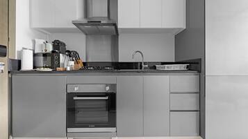 Club Studio | Private kitchen | Fridge, microwave, oven, stovetop