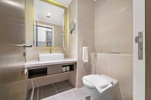 Studio Club | Salle de bain | Douche, douche cascade, articles de toilette (gratuits)
