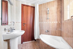 Estudio clásico | Baño | Cabezal de ducha tipo lluvia y artículos de higiene personal gratuitos