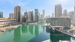 Eine Skyline mit modernen Hochhäusern, einer Marina mit Booten und einem Fluss.