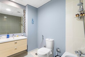 Deluxe appartement | Badkamer | Een regendouche, een haardroger, handdoeken, zeep