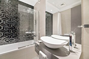 Deluxe Studio | Bathroom | Shower, rainfall showerhead, free toiletries, hair dryer - Silkhaus Goldcrest Executive (Dubai)