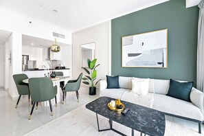 Familie appartement | Woonruimte | Een 50-inch smart-tv met digitale zenders