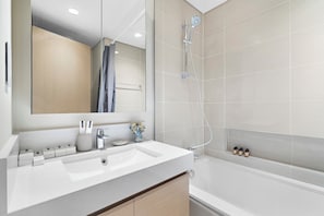 Classic Apartment | Bathroom | Rainfall showerhead, free toiletries, hair dryer, towels
