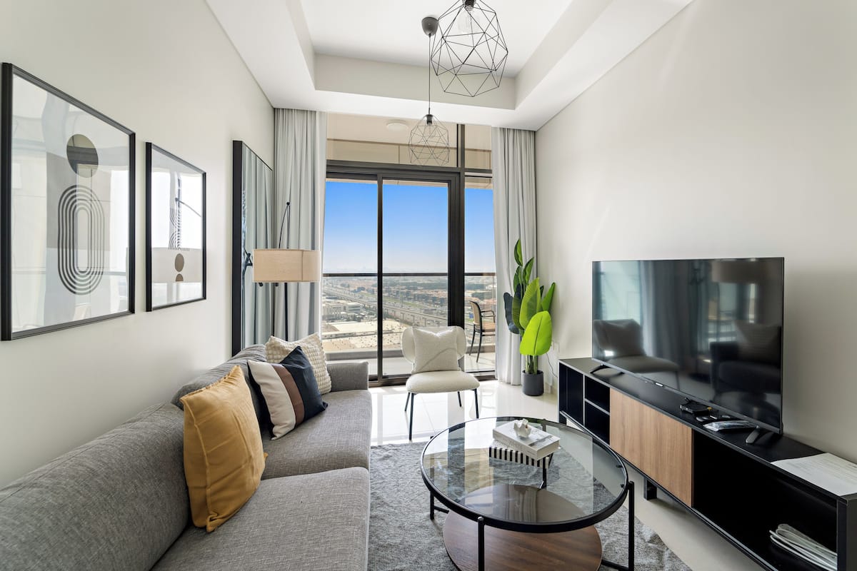 Club appartement | Woonruimte | Een 50-inch smart-tv met digitale zenders