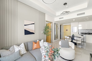 Appartement Exécutif | Coin séjour | TV connectée de 50 pouces avec chaînes numériques