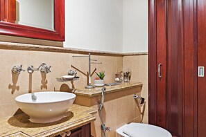 尊荣公寓 | 浴室 | 大花洒淋浴喷头、免费洗浴用品、吹风机、毛巾