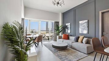 Leilighet – elite | Oppholdsområde | En 50-tommers smart-TV med digitale kanaler