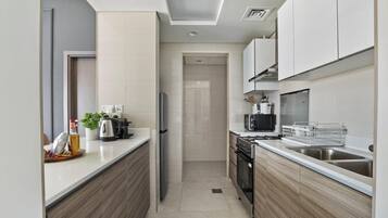 Apartamento elite | Cozinha privada | Geladeira grande, micro-ondas, fogão, cooktop