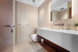 Exclusive Apartment | Bathroom | Rainfall showerhead, hair dryer, towels, soap - Silkhaus Marina Gate 2 (Dubai)