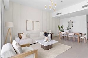 Leilighet – elite | Oppholdsområde | En 50-tommers smart-TV med digitale kanaler