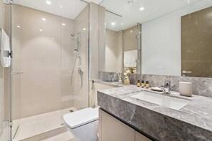 Elite appartement | Badkamer | Een bad/douchecombinatie, een regendouche, gratis toiletartikelen