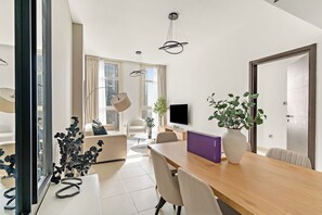 Elite-Apartment | Wohnbereich | 50-Zoll-Smart-TV mit Digitalempfang