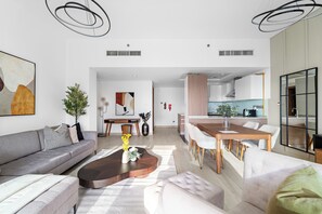 Leilighet – panorama | Oppholdsområde | En 50-tommers smart-TV med digitale kanaler