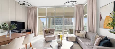 Apartamento panorámico | Zona de estar | Smart TV de 50 pulgadas con canales digitales