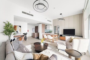 Apartamento panorámico | Zona de estar | Smart TV de 50 pulgadas con canales digitales