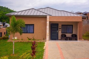 Exterior - Modern and spacious 2 bed, 2 bath villa located in the resort town of Ocho Rios. (Ocho Rios)