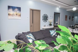 Smart TV - Modern, spacious 2 bed, 2 bath villa, sleeps 6 - centrally in located Ocho Rios. (Ocho Rios)