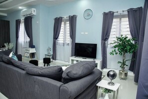 Smart TV - Modern and spacious 2 bed, 2 bath villa located in the resort town of Ocho Rios. (Ocho Rios)