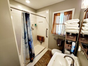 Hair dryer, towels, soap, shampoo - Wellington Cottage (Mobile)