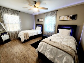 3 bedrooms, iron/ironing board, WiFi, bed sheets - Wellington Cottage (Mobile)