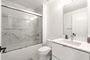 Hiustenkuivaaja, pyyhkeet, vessapaperi