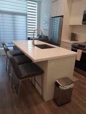 Refrigerador, microondas, horno, placa de cocina