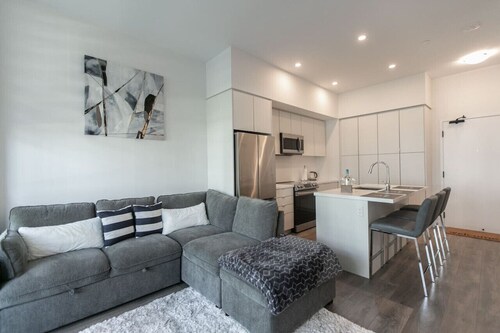 Comfy 1BR Condo w/ Balcony, BBQ & Parking