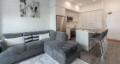 Comfy 1BR Condo w/ Balcony, BBQ & Parking