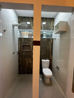 Basic Double Room | Bathroom | Shower, towels, soap, toilet paper - Pousada Torre Forte (Rio Branco)