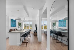 Interior - Top Floor! Best views +amenities! Pool/gym/bowl/pk (Salt Lake City)