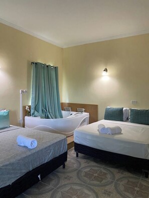 4 bedrooms, iron/ironing board, free WiFi, bed sheets - richardsons place (Gros Islet)